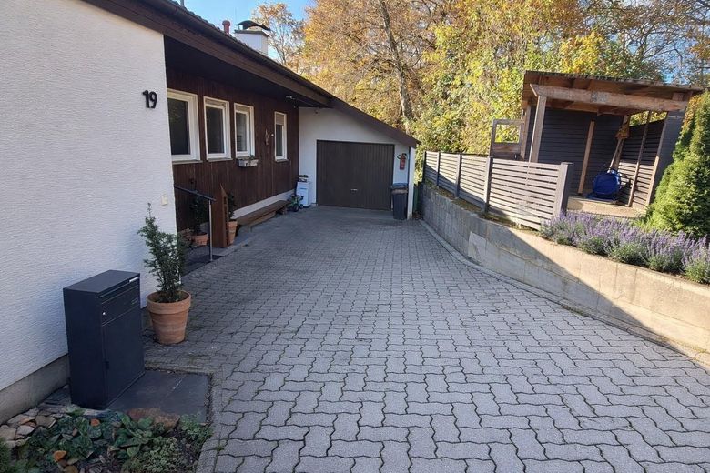 सपनों जैसी लोकेशन में स्वतंत्र एकल-परिवार का घर | 1.200 m² का भूखंड | अबाधित दृश्य और बहुत संभावनाएँ – Einfahrt Garage + Stellplatz