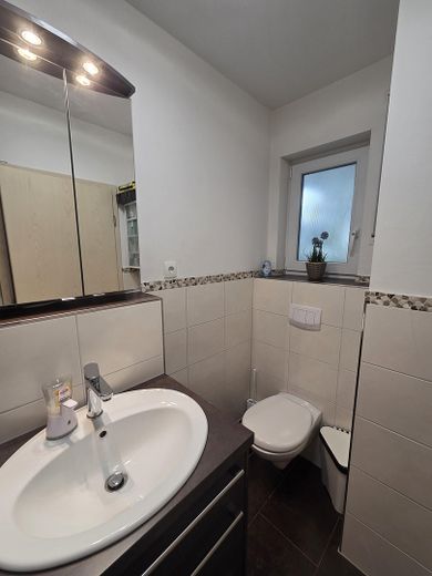 Hausgefühl statt Wohnung: Moderne 3-Zi.-Maisonette mit Garten, Terrasse & Balkon (BJ 2013) – Gäste-WC