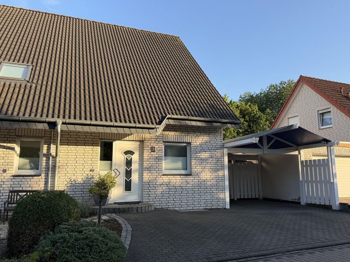 Hochwertige Doppelhaushälfte im Herzen von Elverdissen – Hauseingang