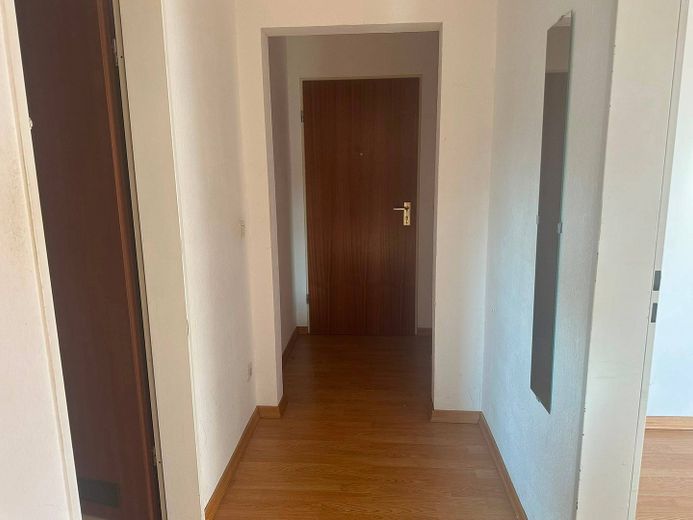 Attention singles & couples: 2-room attic apartment with open kitchen – Flur