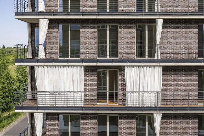 Hafenseite mit Terrasse