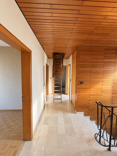 Bungalow indipendente su 669 m² · posizione ai margini del ruscello e dei campi · potenziale eccezionale! – Flur mit Ausklapptreppe zu DG