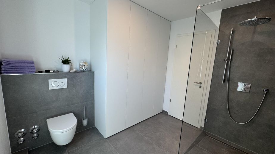 NEUWERTIGE VILLENWOHNUNG | SÜD/WEST | 2 BALKONE | GRÜNBLICK | EBK + MAẞ-EINBAUTEN + SMART HOME – Badezimmer