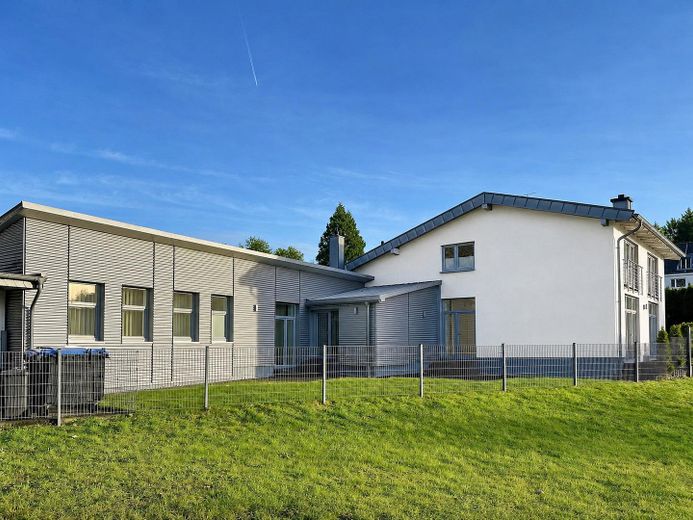Modernes Wohnhaus mit separater Gewerbeeinheit in ruhiger Citylage – Rückseite