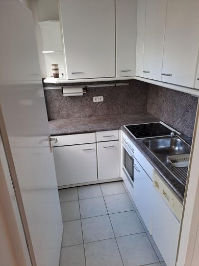 Zentrumsnahe, teilsanierte, renovierte 2-Zimmer-Wohnung mit Balkon, Duplexgarage in Berg am Laim – Küche