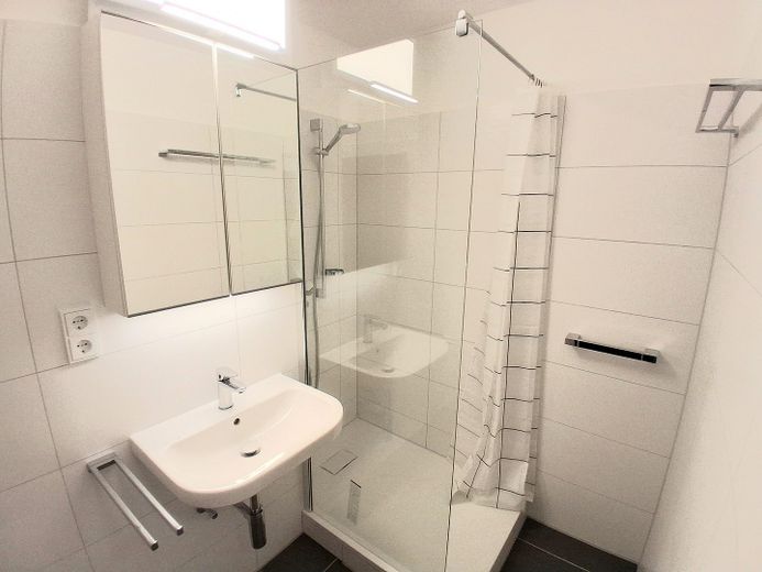 Helle 3-Zimmer Wohnung 70 m2 München Unterhaching mit Balkon Erstbezug nach Vollrenovierung – Bad Erstbezug