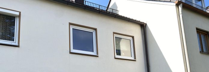 charmantes Reihenhaus in Gröbenzell, 4-Zi, Bj. 1968, saniert 2013, – Vorderansicht / Eingang