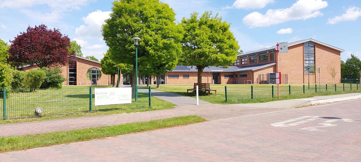 Ideal für Pferdehaltung - Einfamilienhaus, Baugrundstück, Stall und Hausweide / Resthof – Grundschule