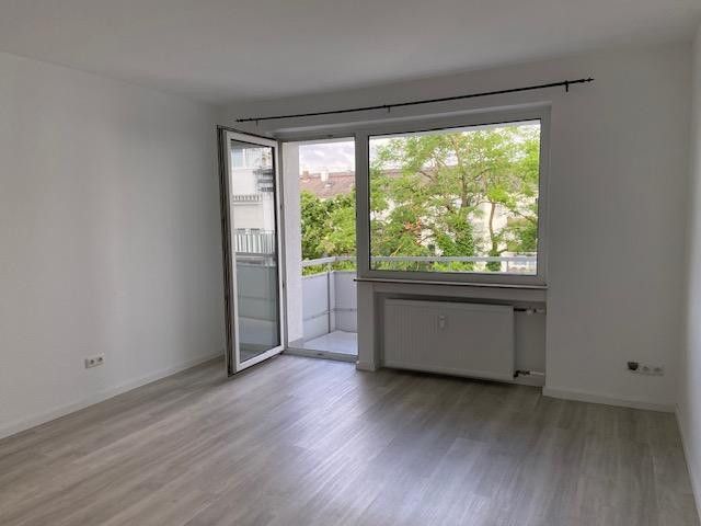 Francoforte Niederrad: Bellissimo appartamento di 2 locali con balcone – Wohnzimmer mit Balkon
