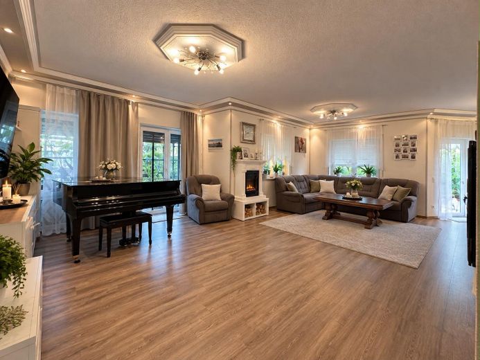 Platz für die ganze Familie: EFH am Feldrand mit Doppelgarage, PV & Sauna – provisionsfrei – Wohn+Esszimmer