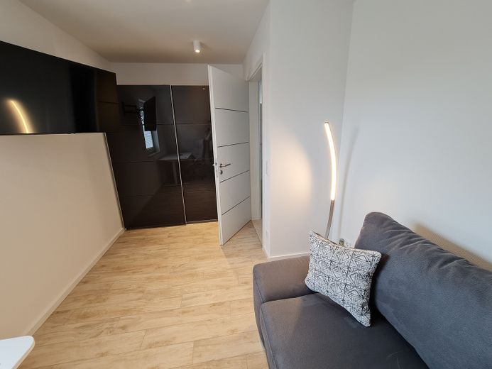 Villa Dohne - Möbliertes Wohnen im Grünen – Arbeitszimmer mit Schlafcouch