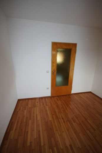 Appartement calme de 3 pièces au 1er étage d’une maison de 3 logements, balcon, cave, garage éventuellement – Kinderzimmer/Home Office