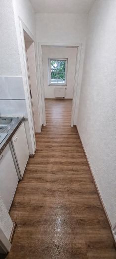 Uni-nahes 1-Zimmer-Apartment | inkl. Stellplatz | ab 15.10. – Flur Blick zum Wohnraum