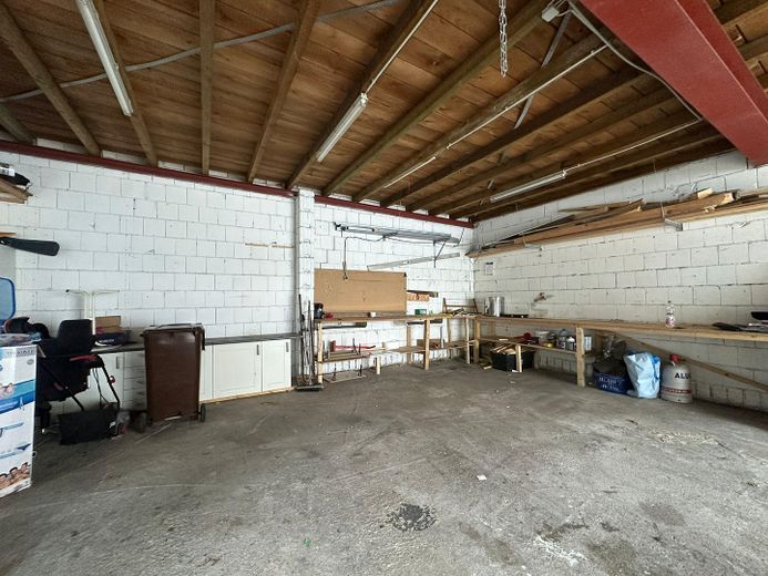 ***4-5-Zimmer Wohnung mit Garten*** – Garagenhalle