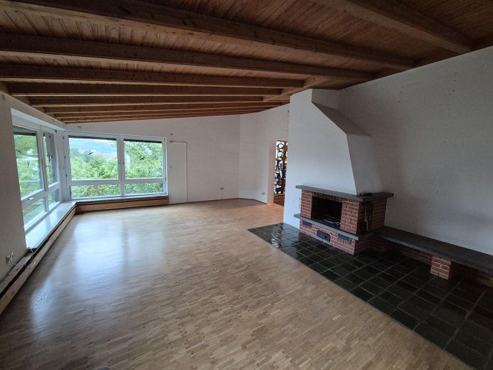 Amplia casa adosada en esquina con vivienda independiente, jardín, chimenea y sauna – Wohnzimmer