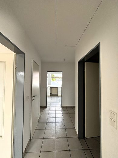 Appartamento mansardato di 3 locali appena ristrutturato con giardino condominiale e posto auto a Horstmar – Flur