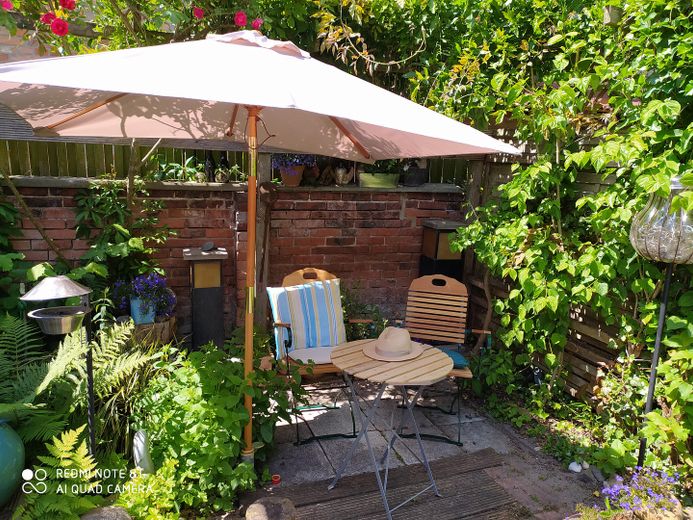 2 HÄUSER AM SEE: Stadtvilla+Cottage, Seezugang m. Bootssteg, Garten, Terrasse, Ferienwohnung – Terrasse Cottage zum Garten
