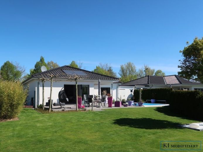 Teltow/Ruhlsdorf: Bungalow moderno (casa a efficienza KfW 70) con garage, piscina e giardino da sogno! – Foto 1
