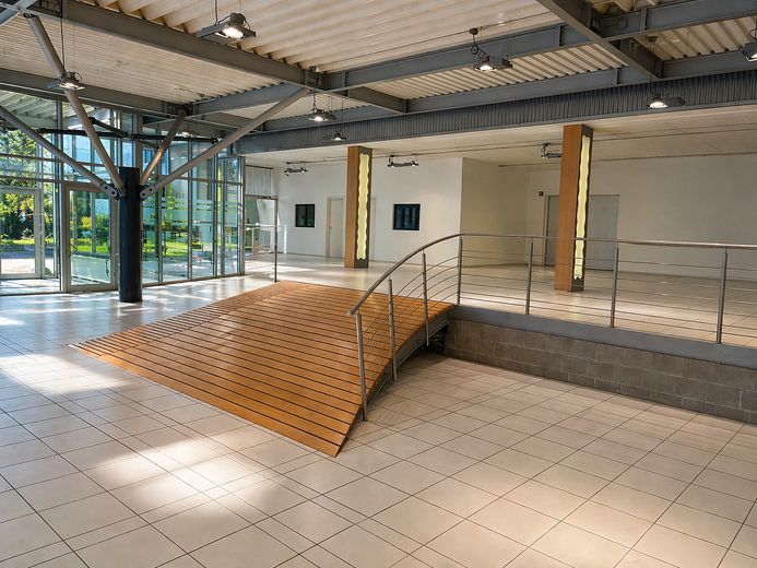 Commercio di automobili con capannone espositivo e superfici ufficio a Gelsenkirchen – Rampe