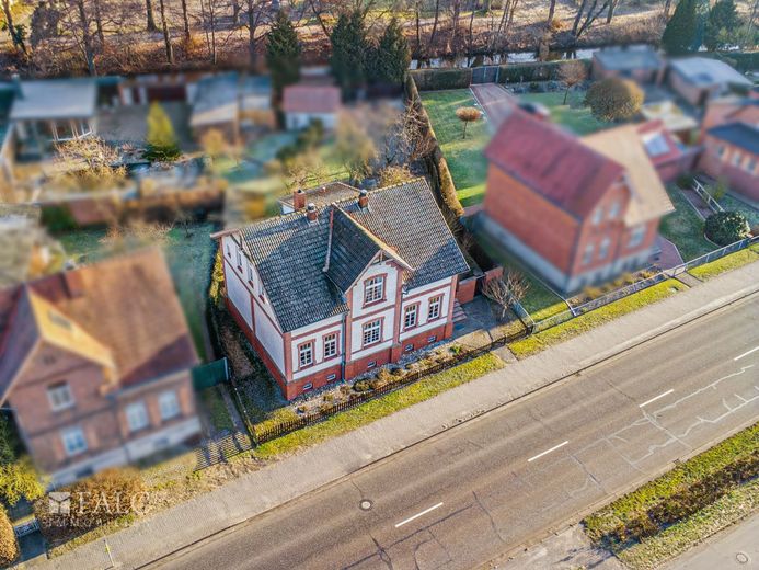 +++ Elegantes Zweifamilienhaus mit großem Garten, Badeteich inkl. Poolhaus +++ – Frontansicht II
