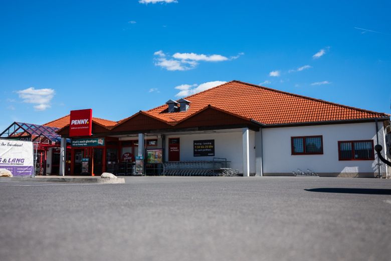 800 - 1000 m² Gewerbefläche mit großem Parkplatz neben Fitnessstudio und Neubau Penny Markt – Eingangsbereich - Fassade