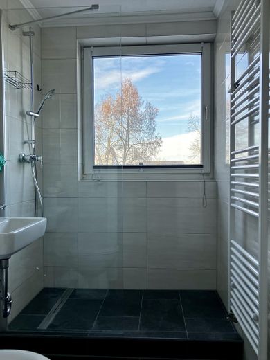Abitare senza barriere al Klenzepark: 40m², nuova cucina componibile, garage, ascensore e cantina – Foto 6