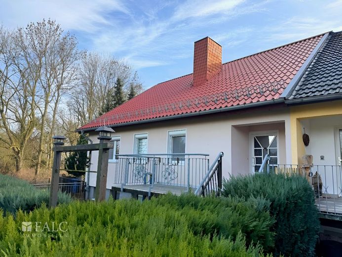 ***Viel Platz für Ihre Wohnideen - Doppelhaushälfte mit Wintergarten und großem Grundstück*** – Ansicht vorn I