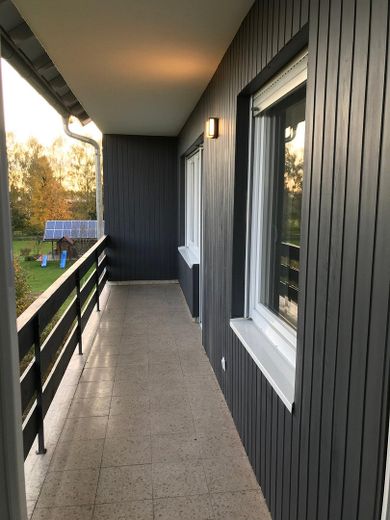 Appartement calme, lumineux et moderne de 3 à 4 pièces, avec cuisine et salle de bains, près de Dinkelscherben, avec jardin, garage, etc. – Terrasse