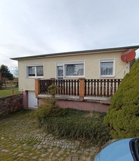 Einfamilienhaus mit Garage, 2000m² Grundstück, Stall, Werkstatt – Außenansicht mit Terrasse