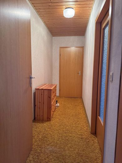 Wszechstronna posiadłość z domem mieszkalnym, halami magazynowymi & dużym podwórzem – Hauptwohnung Flur