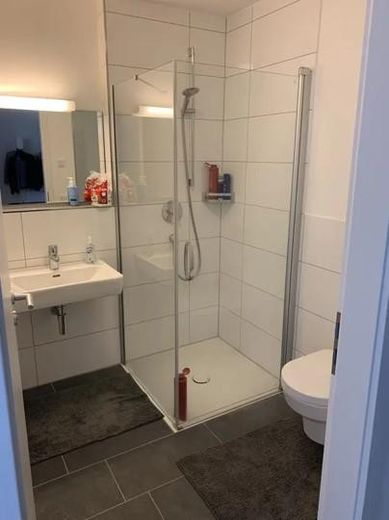 Lujo junto al lago Probstsee: 3,5 hab., cocina equipada, vestidor, garaje subterráneo | 7 min de Patch Barracks – Guest bathroom with toilet