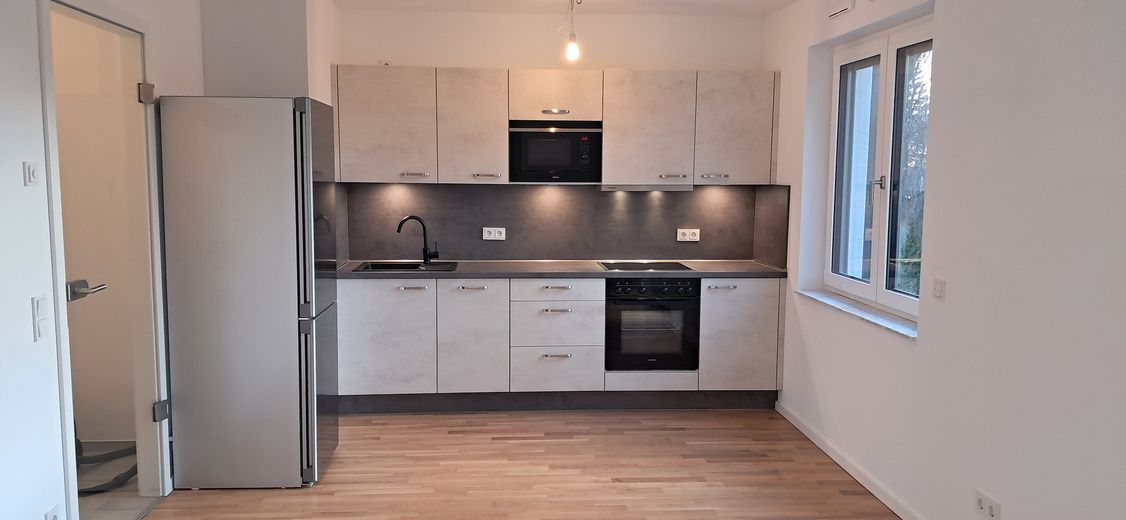 Moderne, helle 2-Zimmer Neubauwohnung mit Balkon – Küchen-Essbereich