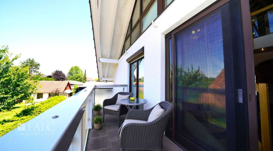 Traumhafte 5-Zimmer Maisonette-Wohnung mit offener Galerie und 2 Stellplätzen! - FALC Immobilien – Entspannte Stunden im Freien