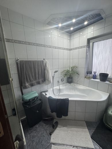 Przestronne 3 pokoje, kuchnia, przedpokój, łazienka, balkon w Viersen – Bad/Wanne