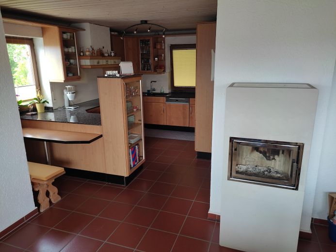 Ein schönes Zuhause in Südhanglage. – Küche und Esszimmer im EG
