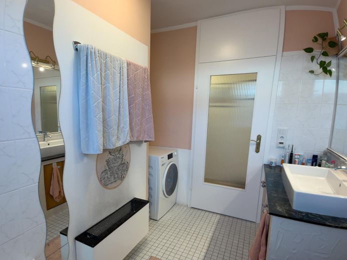 Provisionsfrei: 4-Zimmer-EG-Wohnung mit 300 m² Privatgarten, Süd-West-Terrasse, nur 2 Parteien – Bad