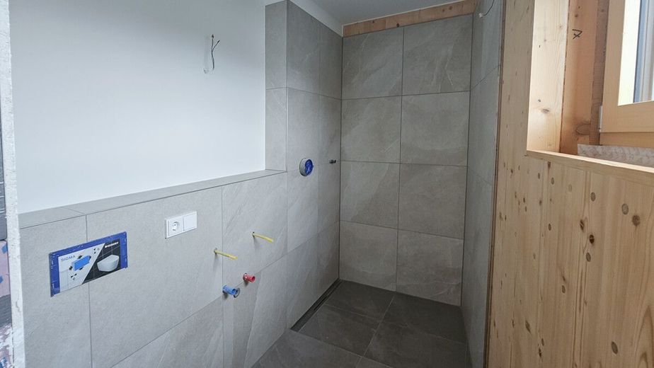 Stadtvilla mit kleinem Garten - Neubau Massivholzhaus am Waldrand mit 180m² Wohnfläche – Kinderbad mit Dusche