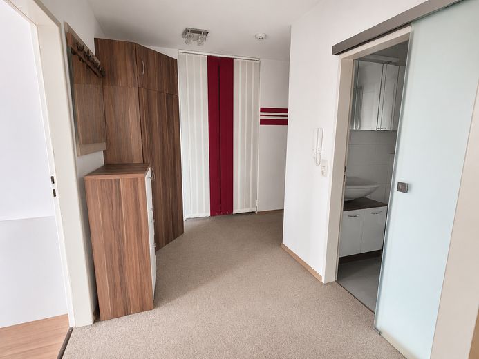 Vermietete 2-Zimmer-Wohnung mit Weitblick, Aufzug und Balkon – Kapitalanlage in Traunreut – Flur