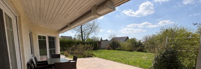 Tek katta yaşam – geniş güneybatı arsaya sahip modern bungalov – Terrasse mit Gartenblick