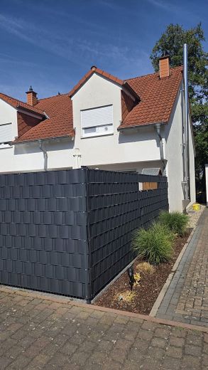 Reihenendhaus mit Keller, Garten, Pelletofen, 2 Stellplätzen & Gartenhaus – 55270 Jugenheim – privat – Rückansicht