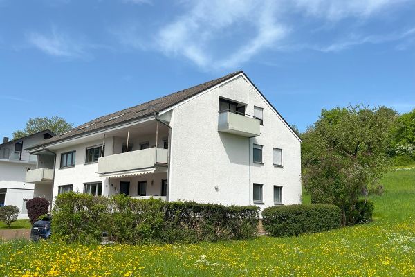 شقة مضيئة في الطابق العلوي مع لوجيا وإطلالة على الخضرة في Aalen-Hofherrnweiler