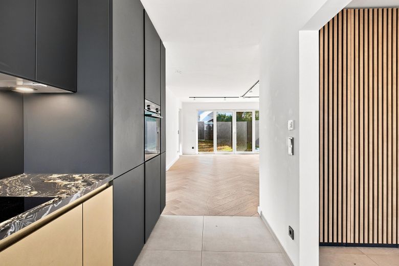 ¡Casa moderna KfW55 de 2020 con terraza en la azotea y cocina en Múnich-Untermenzing! ¡Sin comisión! – Küche mit Blick ins Wohnzimmer