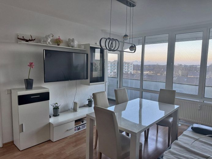 Yeni yenilenmiş 3 odalı kat mülkiyetli daire, 75 m², 7. kat, balkonlu, tamamen mobilyalı, 145.950 € – Wohnzimmer
