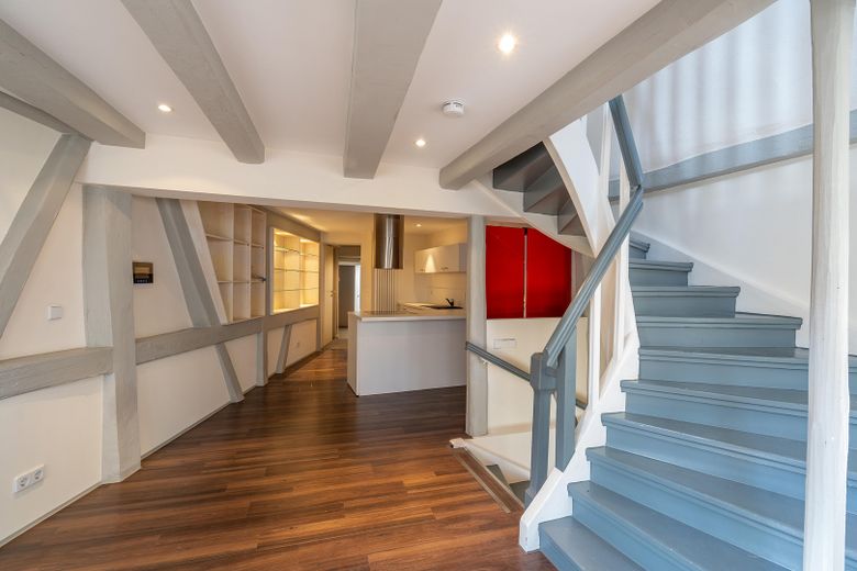 Loftartiges Stadthaus in der Altstadt – 125 m² auf 4 Ebenen, offen, 2 Bäder, EBK, Klimaanlage – 1.OG - Wohn- und Essbereich