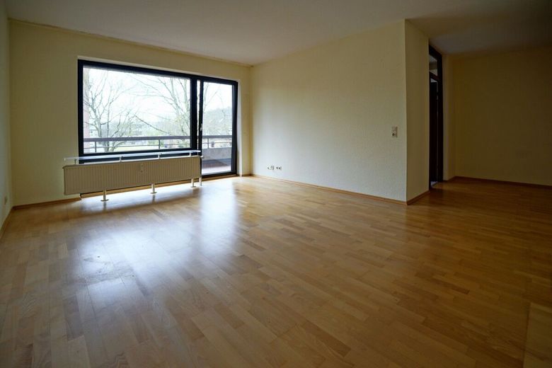 Wohnen am Stadtpark Langenhagen: Gut geschnittene Wohnung mit großem Balkon und Garage – Wohnzimmer Ansicht I