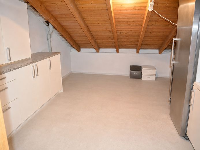 Provisionsfrei: Großzügige 4-Zimmer-Wohnung mit Balkon & Stellplatz in Neu-Ulm-Ludwigsfeld – Dachboden (mit KI aufgeräumt)