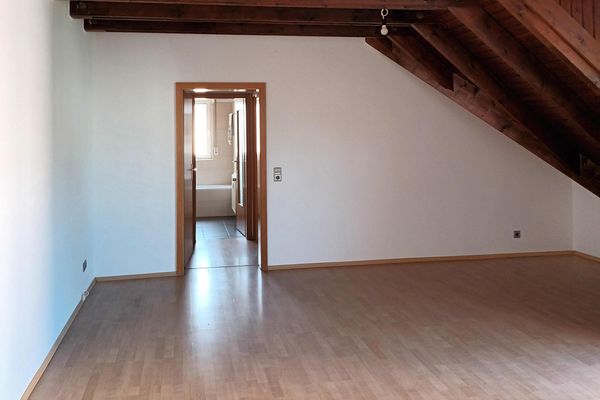निजी विक्रेता से: Frankenthal-Nord में 2 कमरों का अपार्टमेंट, कार पार्किंग स्थल और लॉजिया सहित