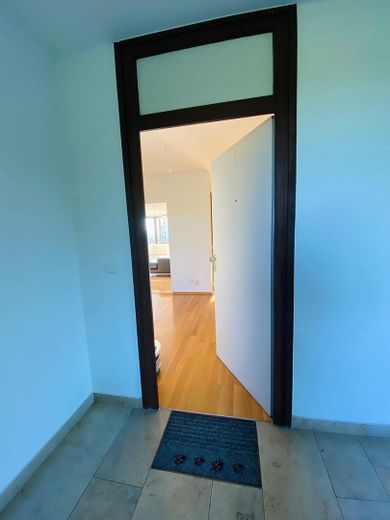 Helle 3-Zimmer-Wohnung mit Einbauküche & Aufzug & West-Loggia in München – Eingang Wohnung