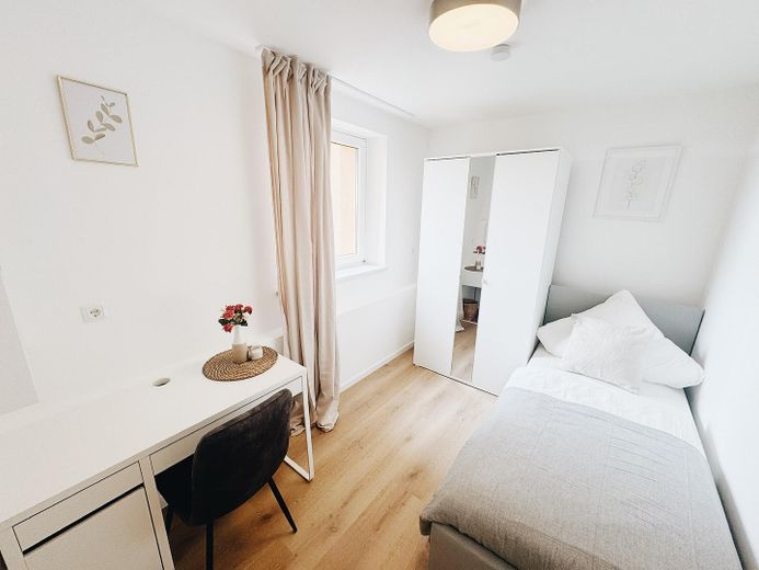 Renovated shared apartment with balcony (fully furnished) – Zimmer 1