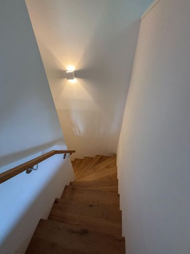 Exklusive 4-Zimmer-Wohnung in München-Obermenzing – Treppe Souterrain